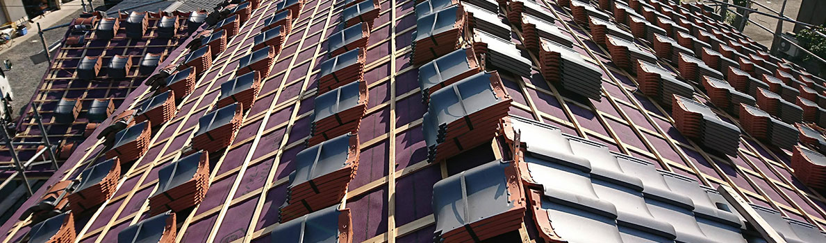 啓成 屋根に並べた瓦