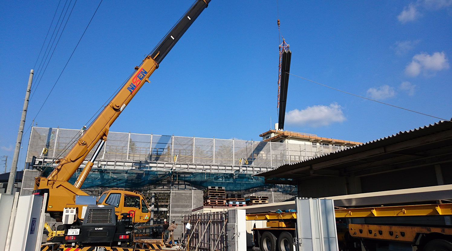 クレーンでの作業現場